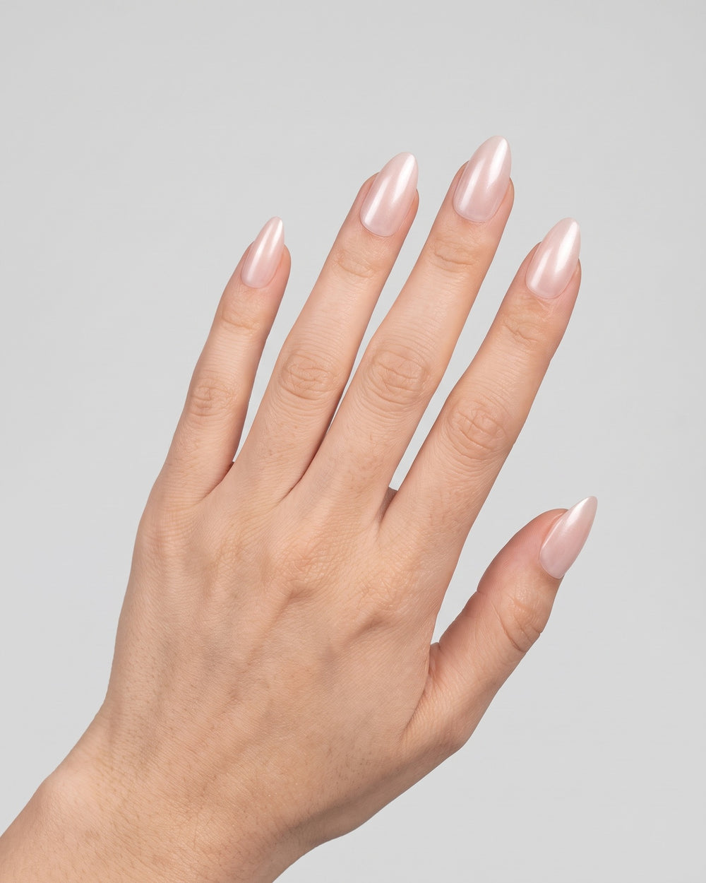 Silk Shimmer press-on negle på hånden